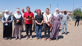 Tutuklu yakınları Diyarbakır Cezaevi önünde